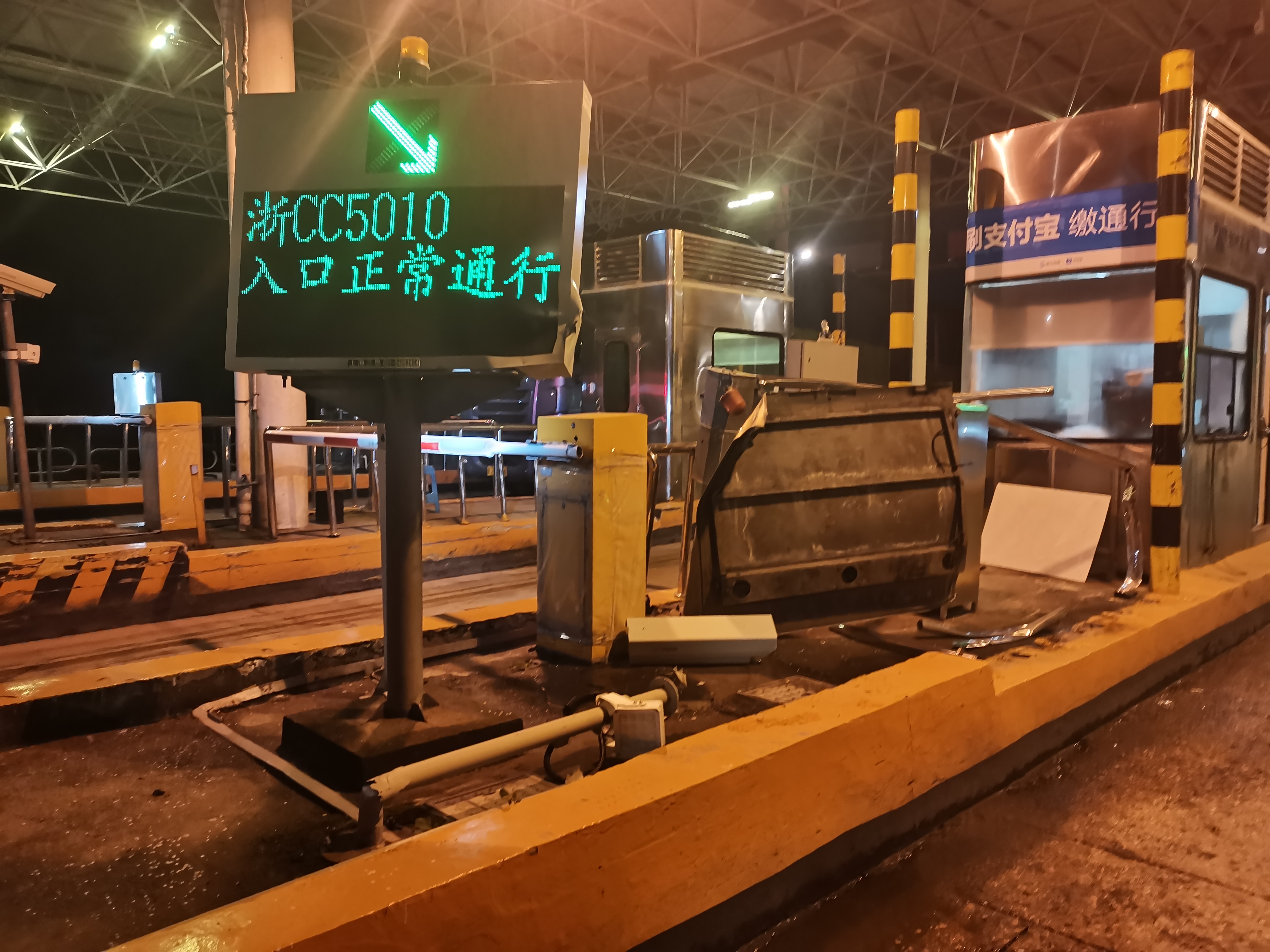 1629097385772368.jpg 設(shè)備被撞現(xiàn)場(chǎng).jpg