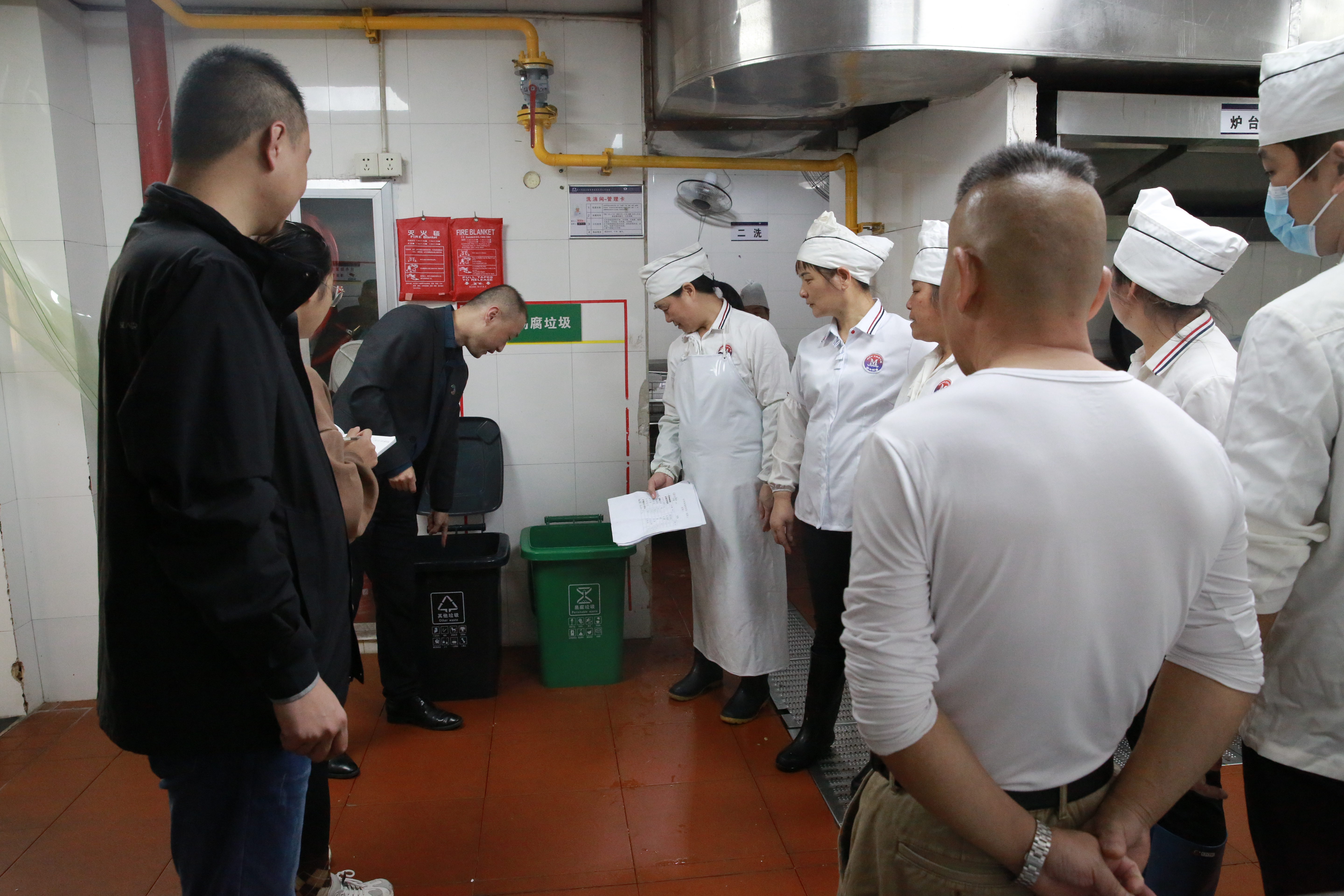 1635323311979008.jpg 對食堂工作人員現(xiàn)場講解.JPG