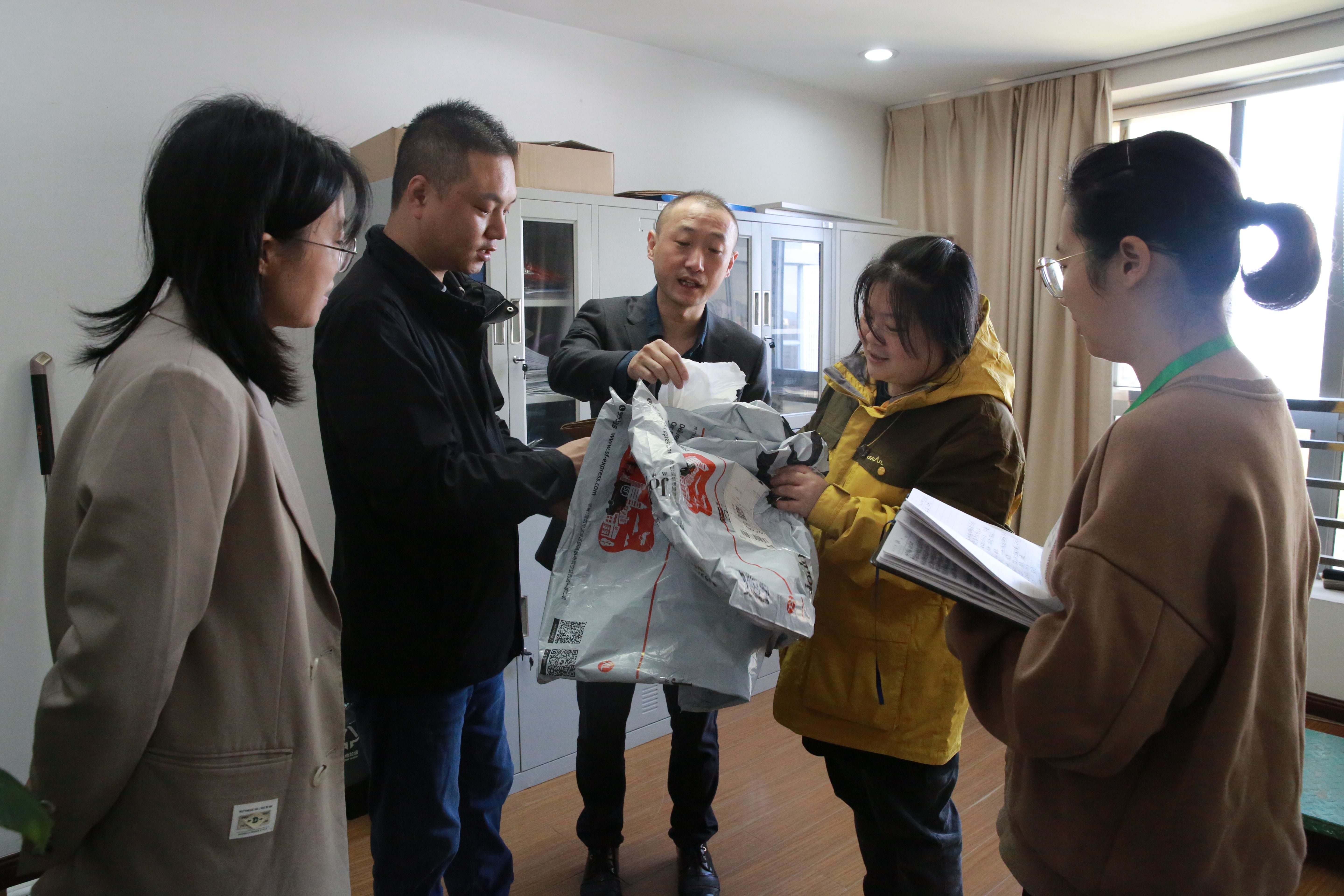 1635323324300792.jpg 張波正在講解包裝袋的發(fā)類.JPG