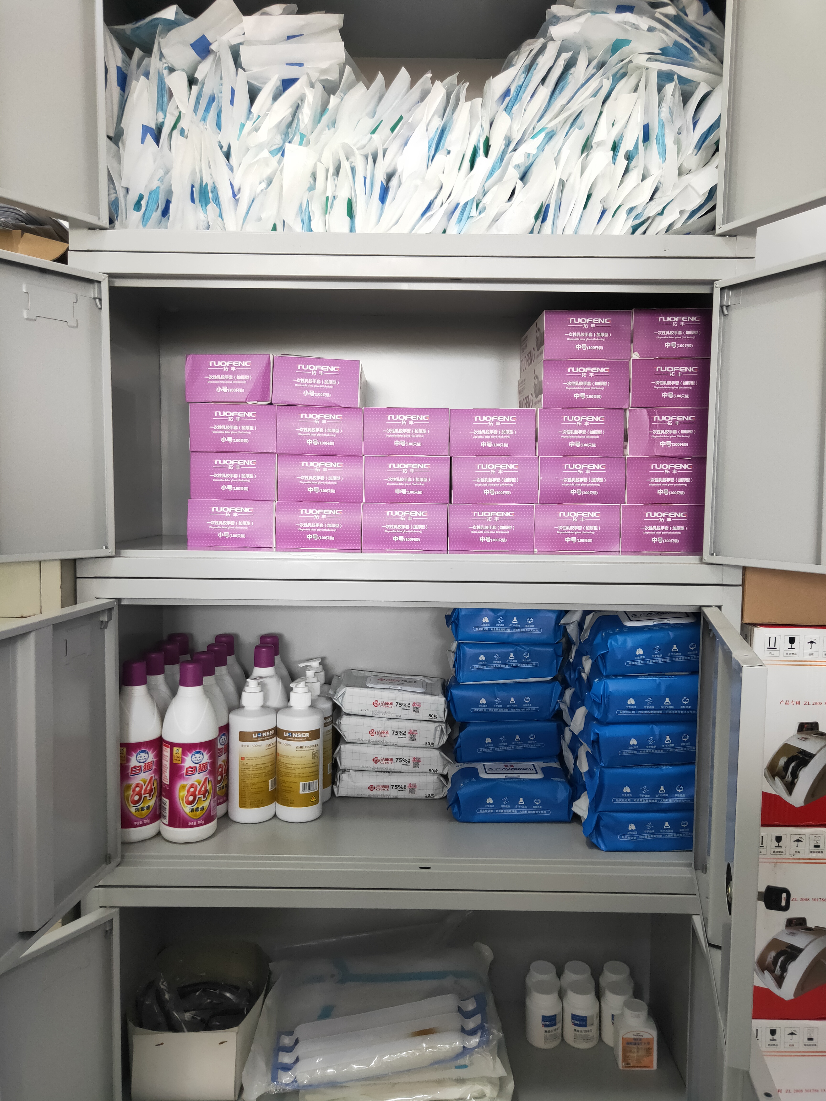 1640588794903562.jpg 20211223收費所防疫物資擺放整齊(葉茂攝).jpg