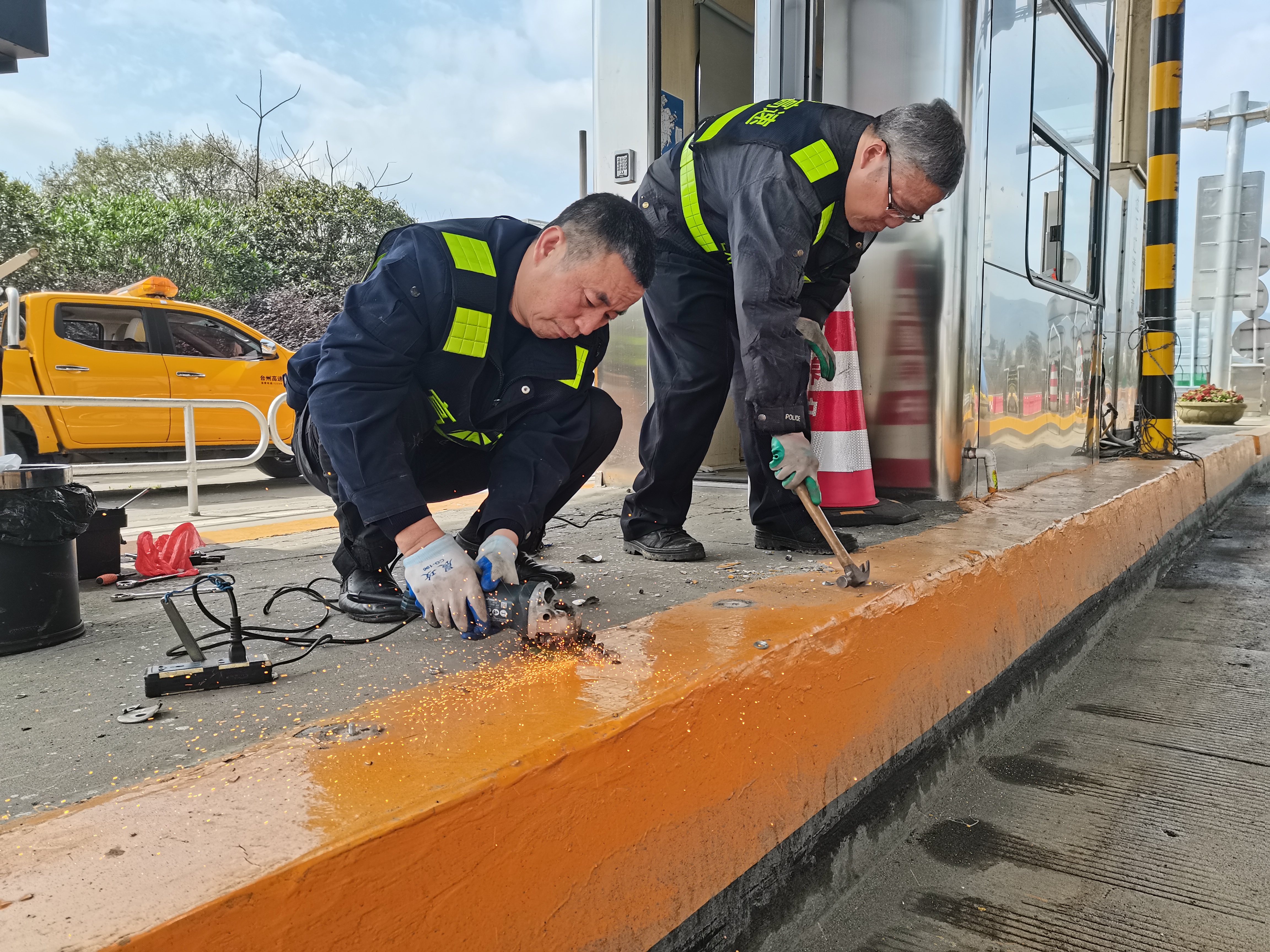 1647228679773279.jpg 工作人員在處理裸露螺栓2.jpg