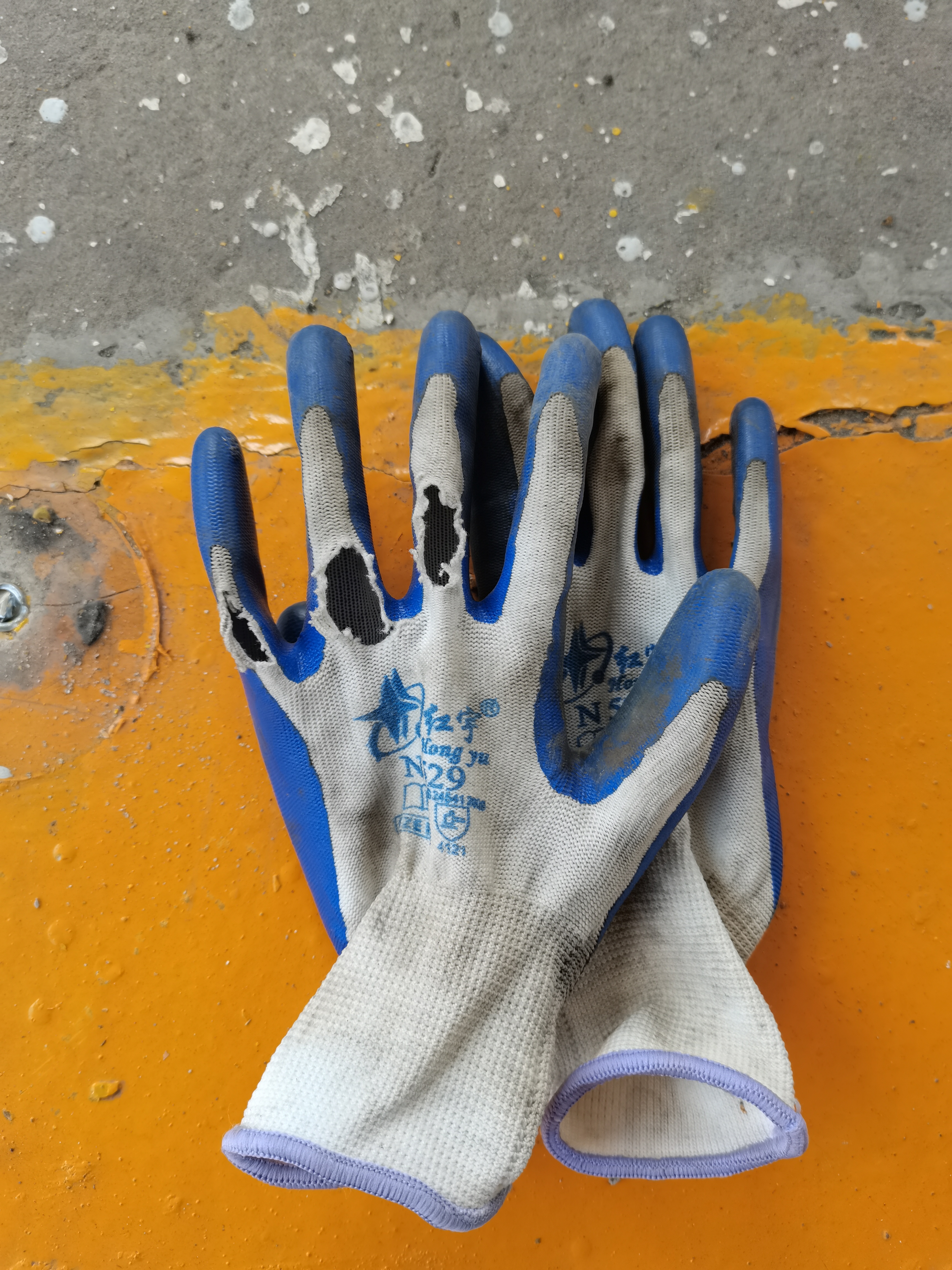 1647228696853418.jpg 切割時(shí)被火星濺破手套.jpg